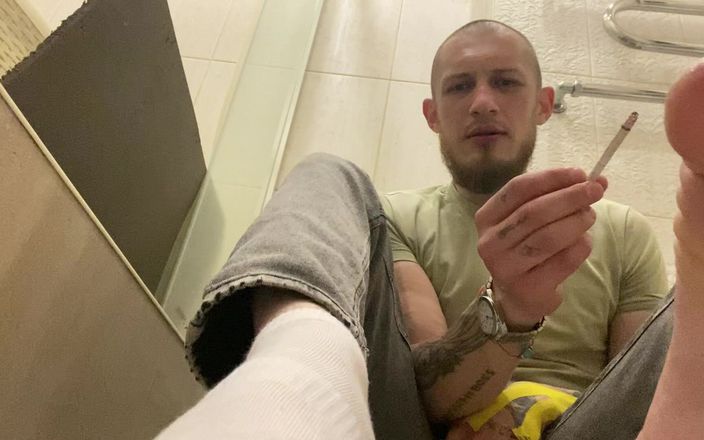 Hunky time: Un homme hétéro fume