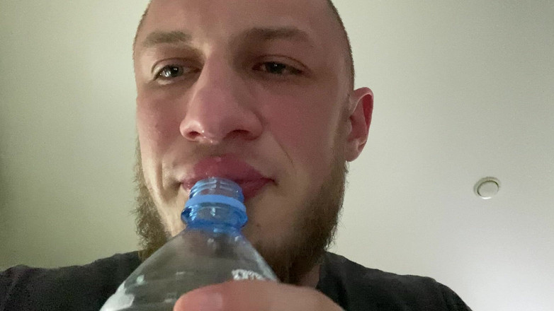 Hunky time: Alpha lấp đầy một chai với nước bọt của anh ấy (snot)