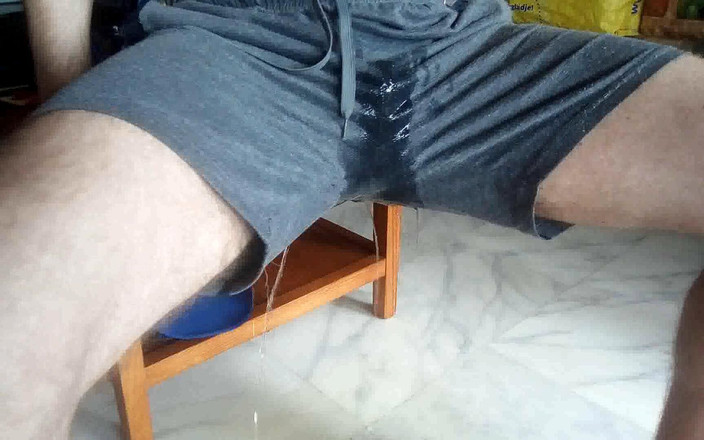 Sex hub male: Джон писяє все в його короткий за столом