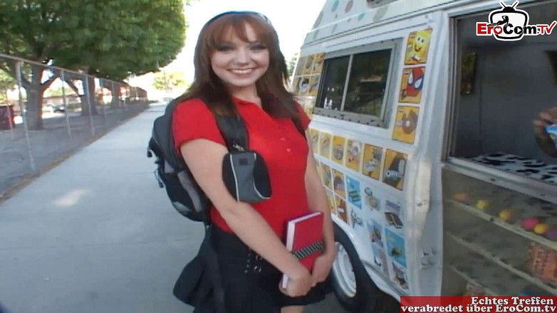 EroCom: Mager brunette tienermeisje verleidt op straat voor autoseks