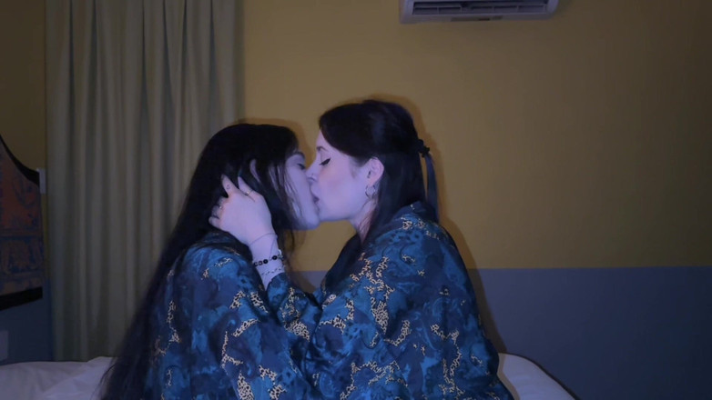 LuchCrush: Orgazm ve lezbiyen öpücüklerin vahşi derlemesi