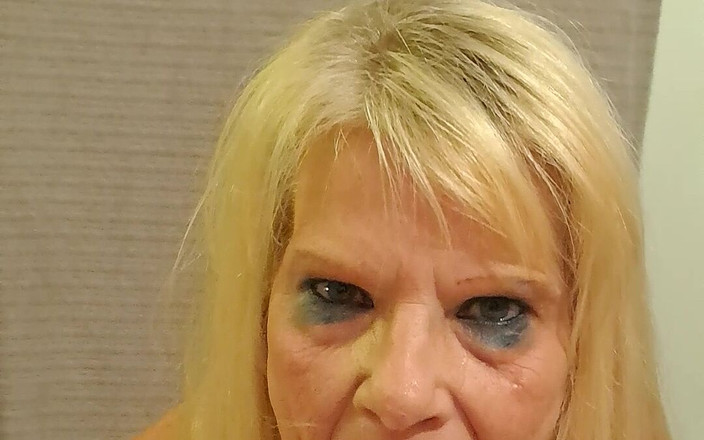 Milf-T: 第一人称视角 - 性感的家庭主妇在吮吸鸡巴和吞精时达到多次高潮