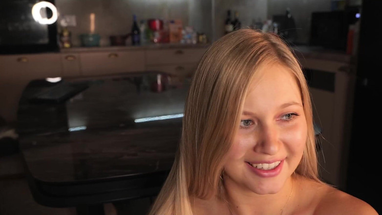 Stella Cardo: Після вечірки вона залишилася біля мого будинку, залізла на стіл і почала мастурбувати ділдо