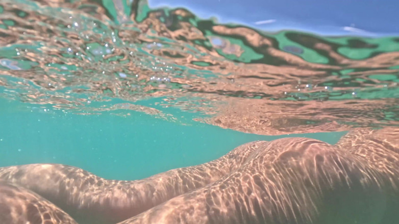 Emma Voyeur: Bermain pepek bawah air dengan palam