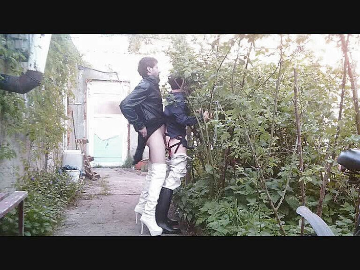 Henry029: Bir bebekle kadınların eşyalarında