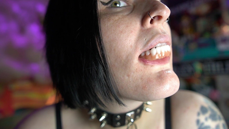 GothBunny6669: Sexy gótica juega con sus dentaduras postizas