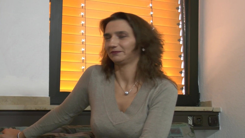 Deutsche Frauen: Stunning German MILF masturbates in solo action