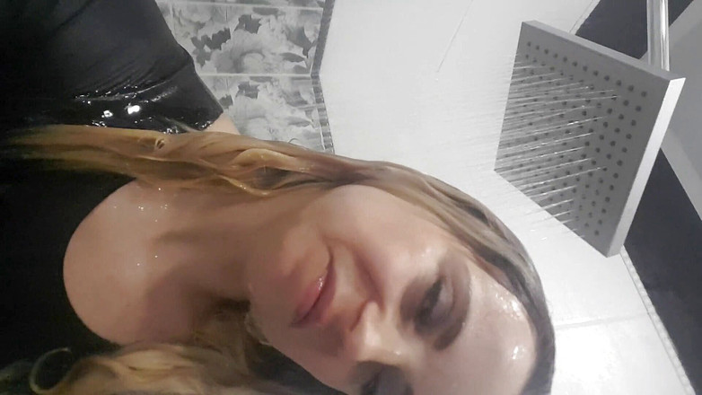 LarisaCum: Я мокра в латексному купальнику і приймаю душ