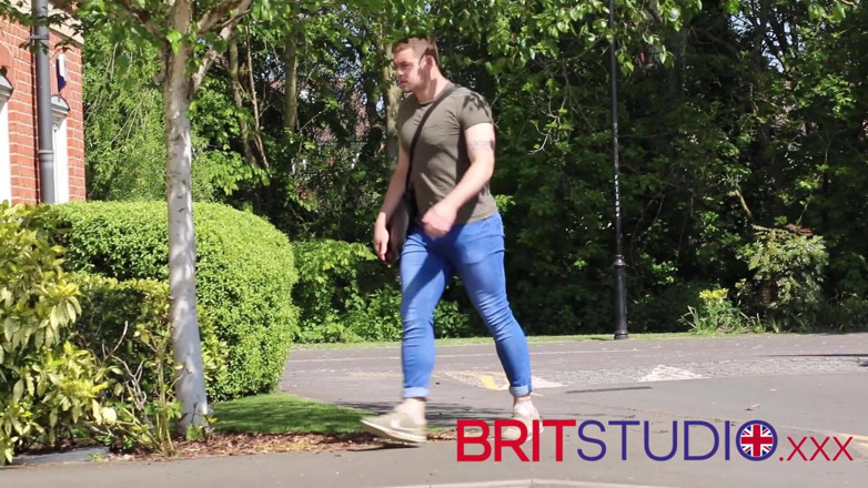 Brit Studio: 의붓아들한테 펠라 해주는 18살 영국 소녀