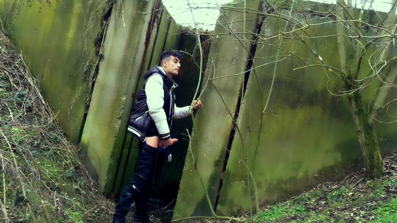 Idmir Sugary: 秋天在桥下撸管 - 从柔软的鸡巴到高潮