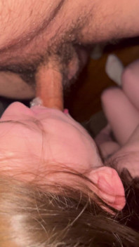 Une étudiante se fait baiser dans la bouche et le cul !