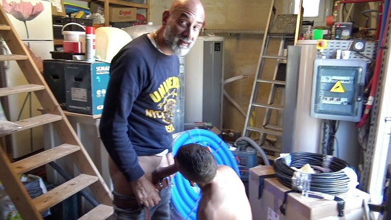 Crunch Boy: Nevlastní otec šuká bez sedla Nick Spears