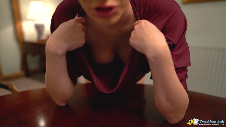 DownblouseJerk: Sophia Smith - atrapando al limpiador