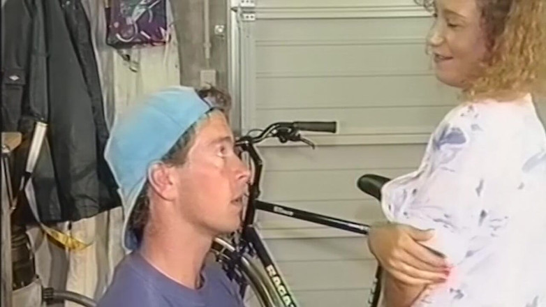 VHS-Vixxxen: Он показывает сводной сестре, где висит молоток