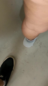 Minha esposa deixou um homem mais velho moer seu pau na bunda grande dela!