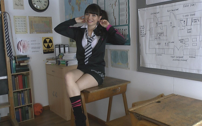 St Mackenzie's Archive: 海伦挑逗你，因为她侮辱你的小鸡巴