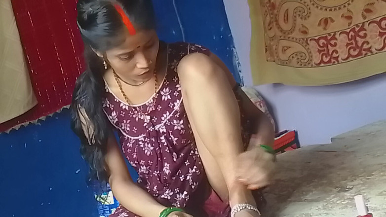 Rinki559: Indická Bhabhi Aplikuje barvu na nohy Indická Desi Bhabhi