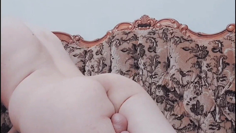 Kitty_Cross: Прекрасна фембоя в картатій спідниці, пропускаючи вулицю