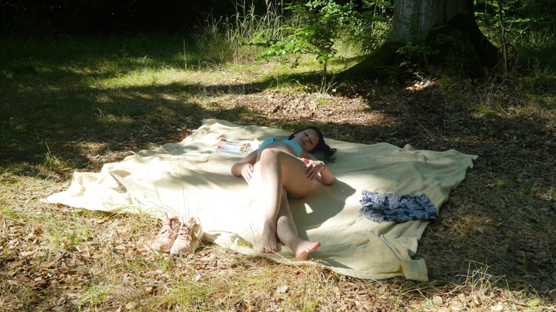 Peaches and Bananas: Nackte charlie nehmen ein sonnenbad an einem fkk-strand