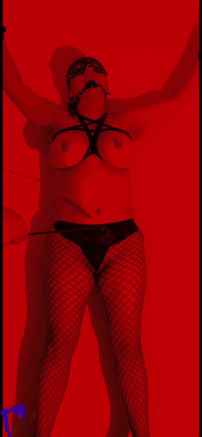 AlinaVelvet: Зв'язана секс-рабиня жорстко використовується: відлупцьований, гарячий віск на цицьки та жорсткий мінет для господаря