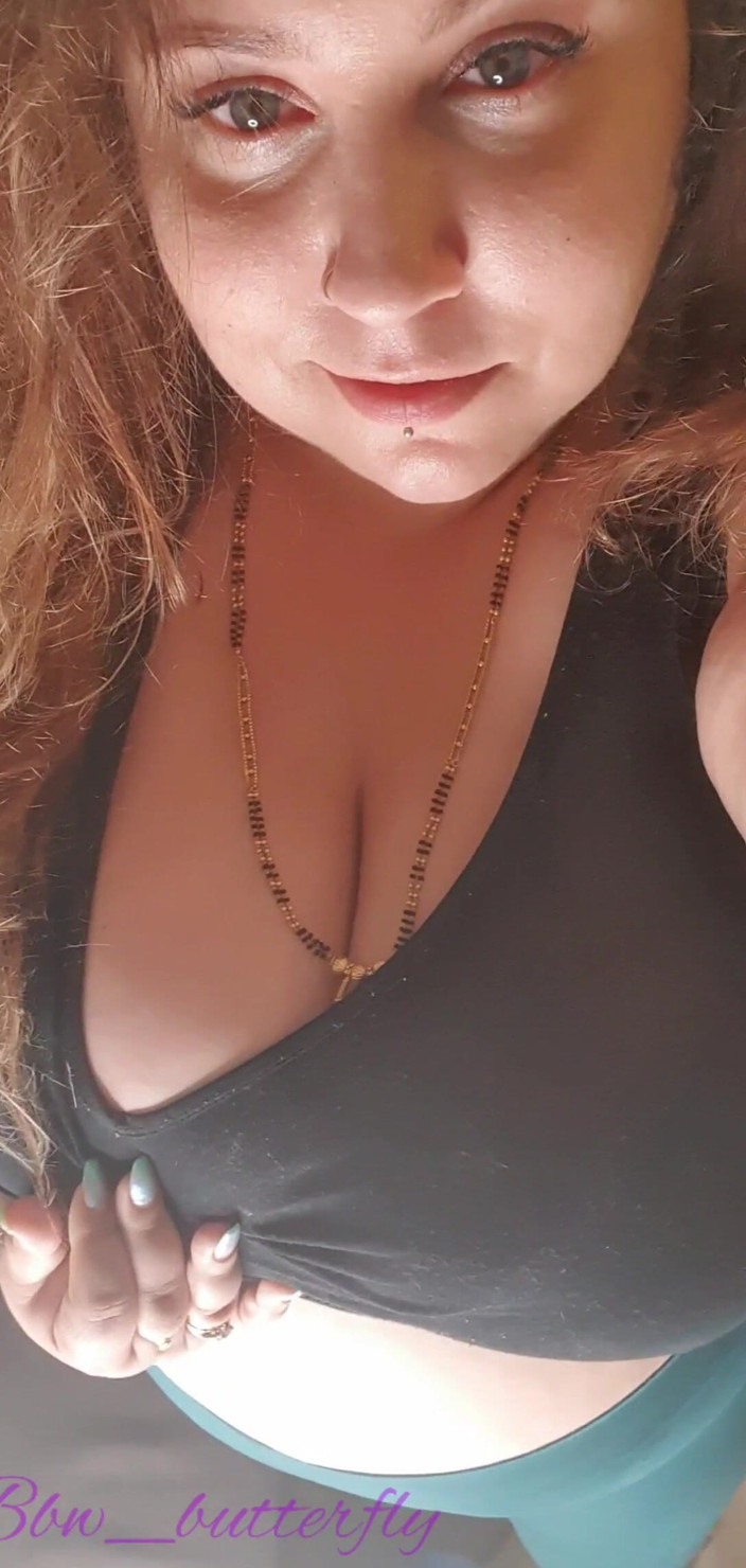 LoraBbw: Striptease cu femeie mare și țâțoasă