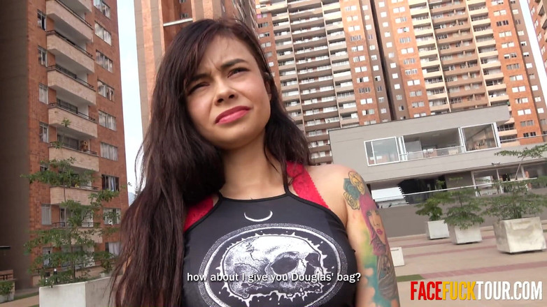 Face Fuck Tour: 大胸部纹身拉丁女郎被深喉口交！