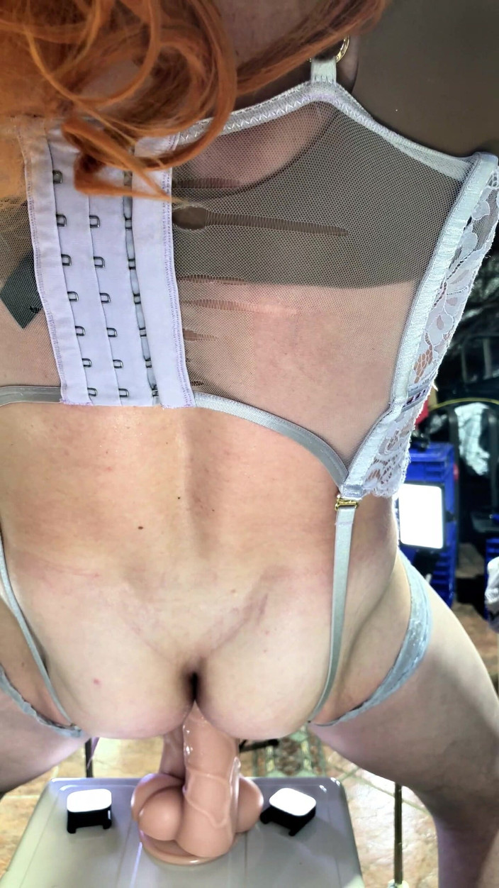 Benito414: Il bel culo della trans in lingerie calze cavalca un...