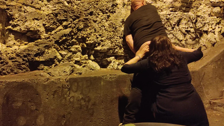 Toilet Mommy: Fata sexy gustă fundul tipului