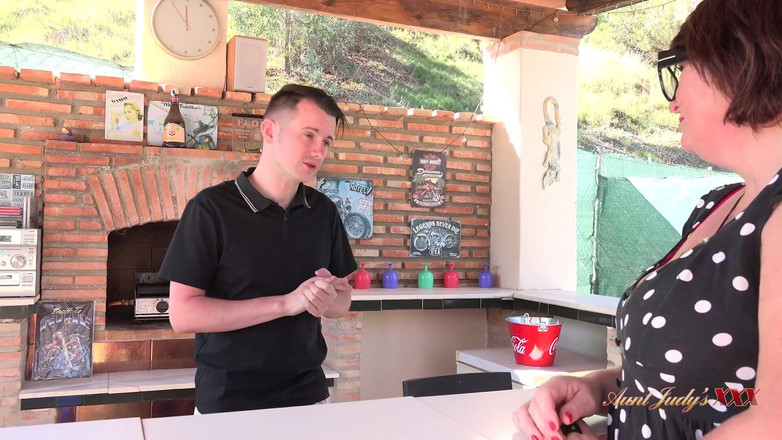 Aunt Judy's XXX: AuntJudysXXX - milf de férias com tesão Jojo seduz o barman