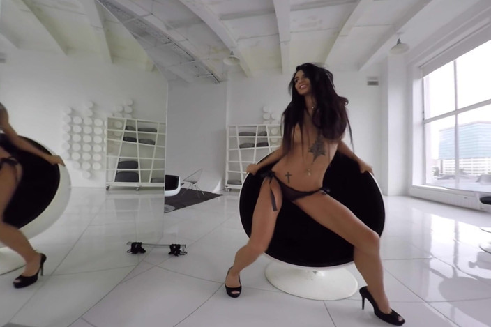 StasyQVR: 핏 문신 갈색 머리 섹시한 스트립쇼