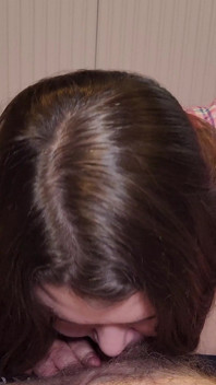 Bbw-milf babysitter met grote tieten weet hoe ze pik moet zuigen en sperma moet eten met plezier
