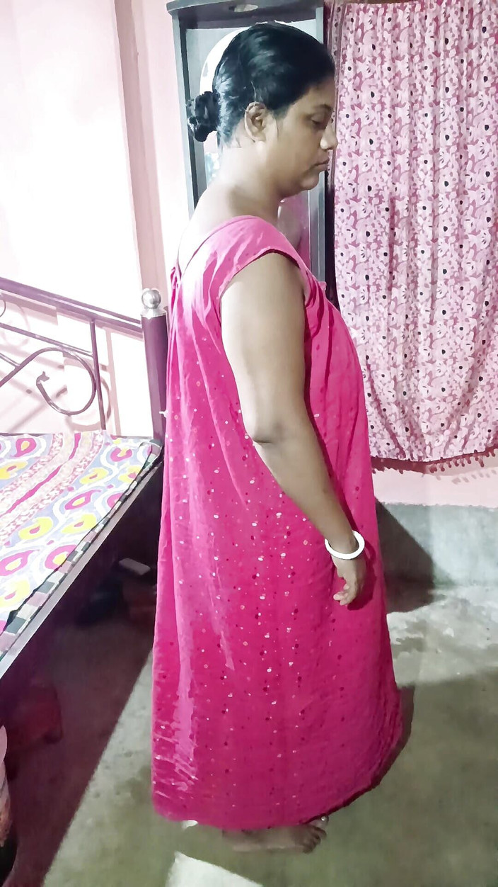 Pakhi0705: 单人表演 - 维尔赫妻子展示她的秘密资产成为模特