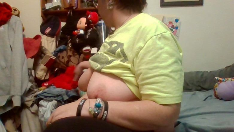 krazykristin: Yağlı büyük göğüsler parmakla amcığını gösteriyor