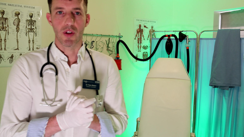 TomBakerBDSM: VEDERE LA PERSOANA 1 - Locktober - Verificarea castității cu Dr Baker (4k)