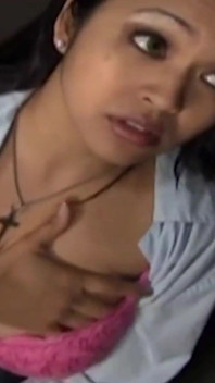 Cewek nakal asia dengan toket besar lagi asik bersih-bersih di gloryhole spiunk