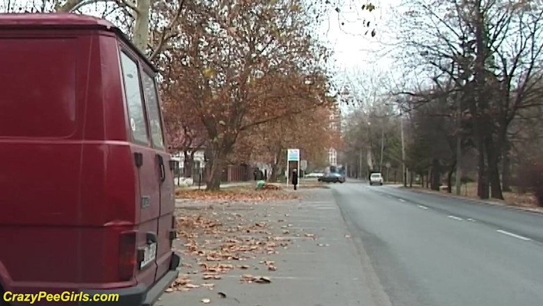 Crazy pee girls: Dívka čůrá mezi auty