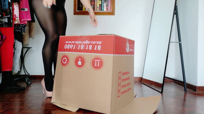 Kinky Lyrical: Zerstörung von Kisten - in Nylon und stilettos