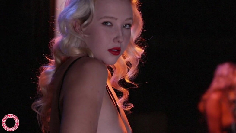 Samantha Rone: Samantha Rone Calze a rete da sola e romanticismo