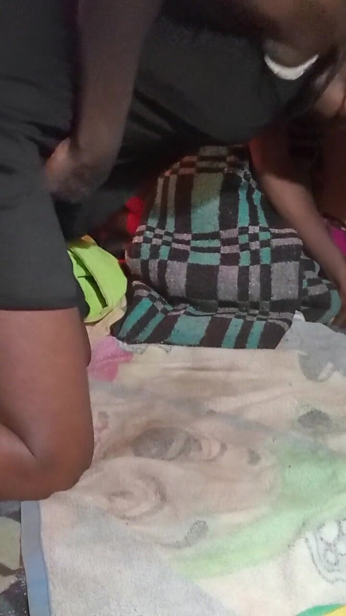 Sexyjayla254: Sexyjayla254 membelai shedick-nya sampai dia muncrat saat dildo hitamnya menggelitik...