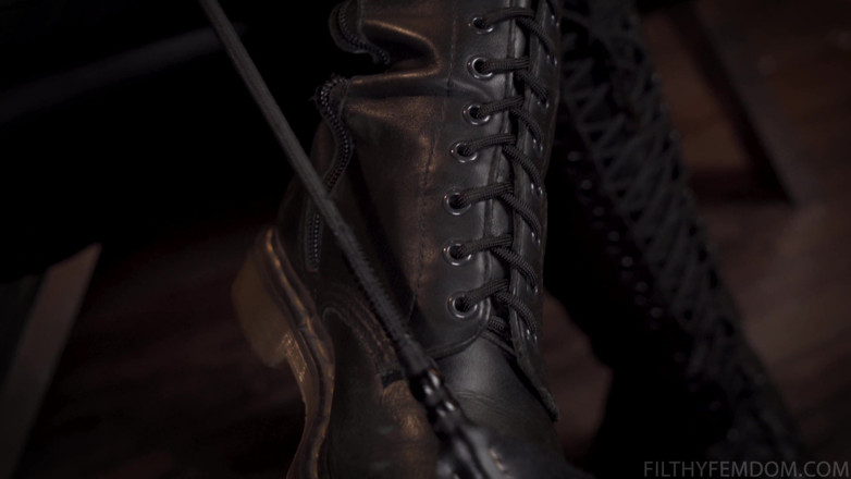 FilthyFemdom: Le Petit Ver Des Pieds Coquin De Mayhem Avec Mayhem
