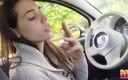 Smokin Fetish: Adolescente caliente fumando en coche