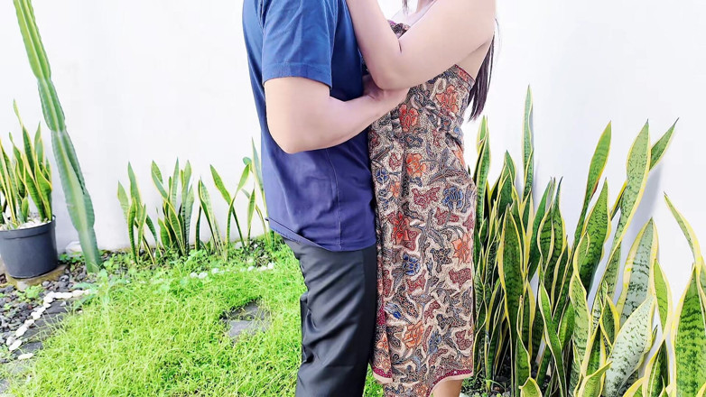 Bintang hyper: MILF Fucking Exib in the Garden Almost Caught ( Outdoor Sex )