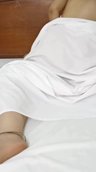 Duas meninas se fodem até que suas bundas estejam cheias de leite, orgasmo real