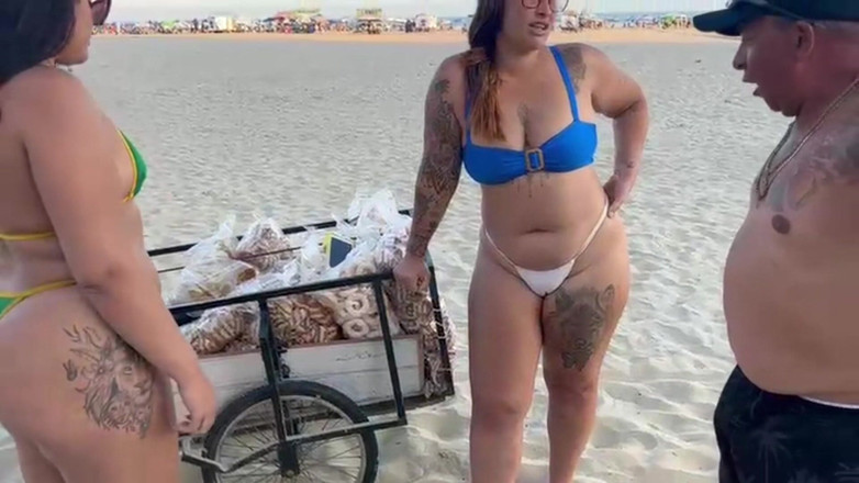 Lidi Ferrari: Strandverkoper in een zout pakket eet de twee knappe meisjes...