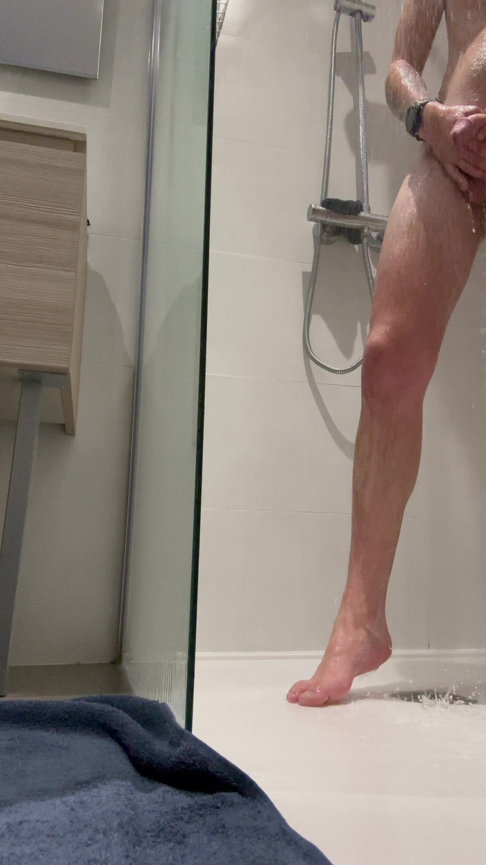 TinySimon: Francouzský muž dělá show během sprchy