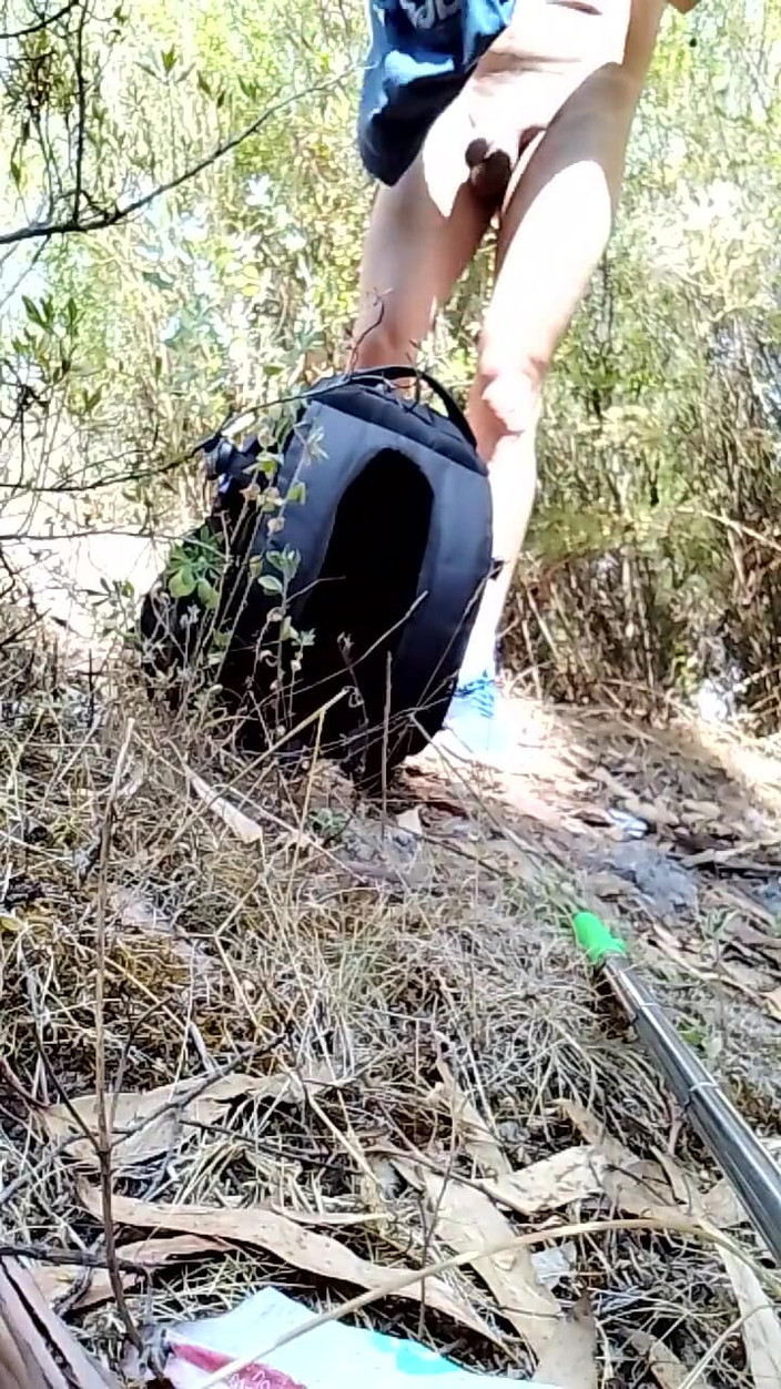 Lycas G: 森の中を裸で歩く