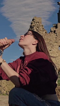 Curvă amatoare vrea pula în aer liber adânc în gât cu un străin