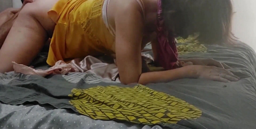 Sexy O2: 1125 - трахання білої дівчини, жовта атласна нічна сорочка, рожеві атласні трусики, блядування, відео від першої особи, мінет, лизання дупи, сексуальні панчохи