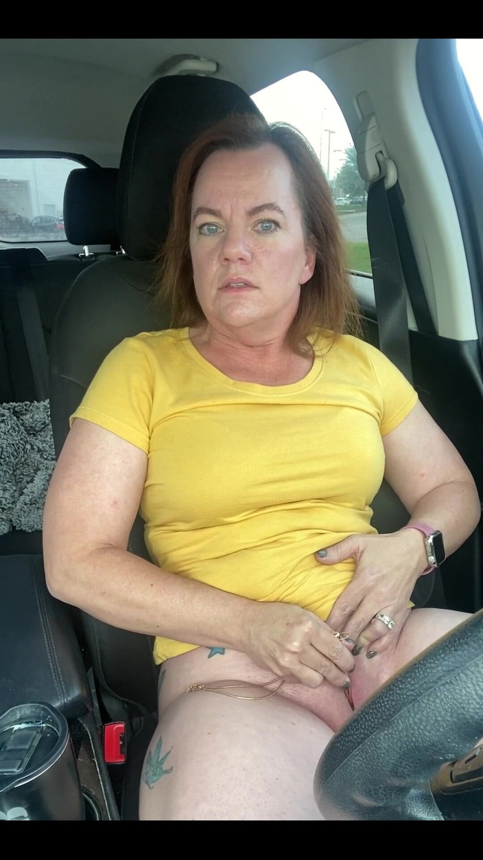 Ms Amanda: Když se převlékáte v autě v práci