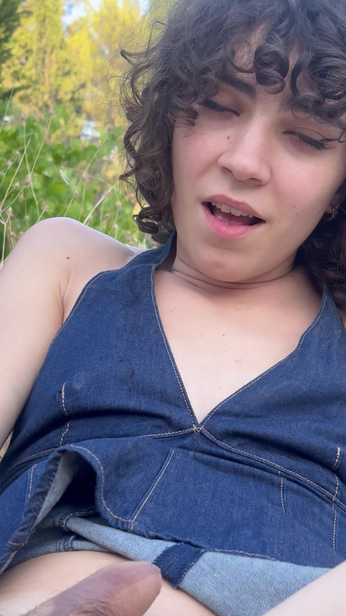 Avril Bloom: A Tgirl Fucks Herself with as Many Fingers as Possible